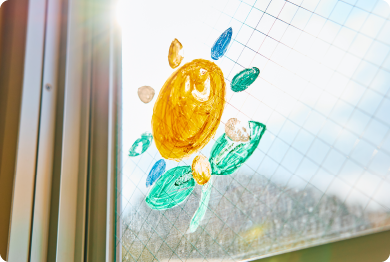 ガラスに描かれたイラストの写真